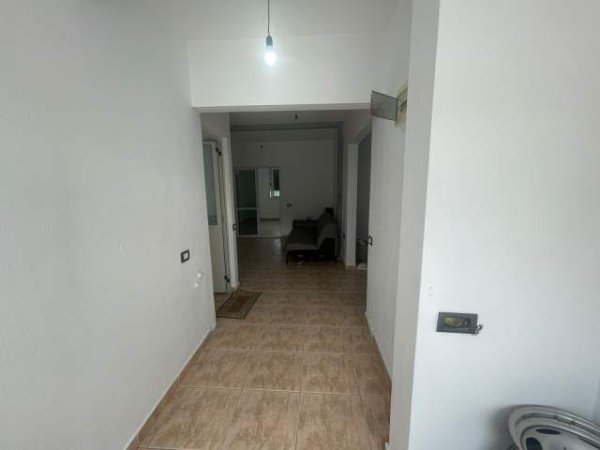 Tirane, shes dyqan Kati 0, 70 m² 96.000 Euro (Selit)