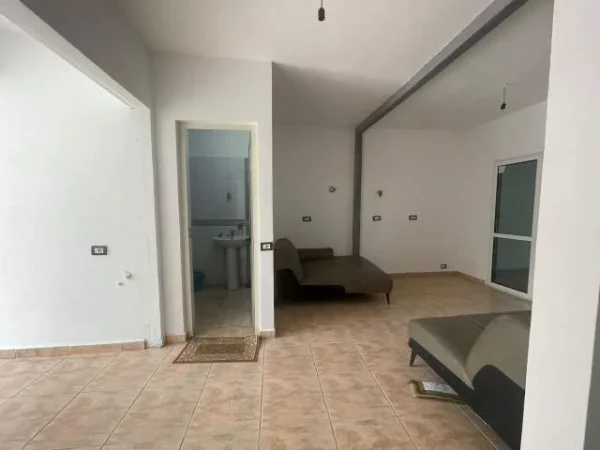 Tirane, shes dyqan Kati 0, 70 m² 96.000 Euro (Selit)