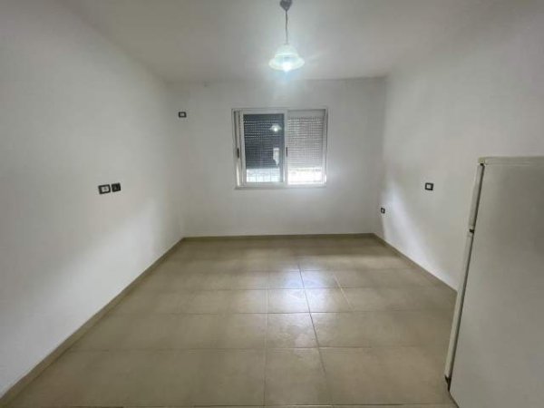 Tirane, shes dyqan Kati 0, 70 m² 96.000 Euro (Selit)