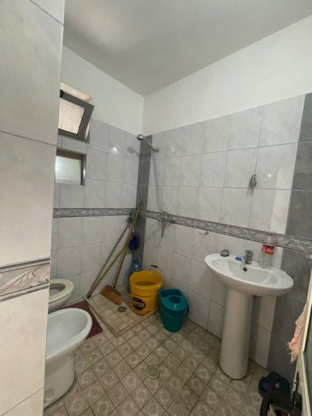 Tirane, shes dyqan Kati 0, 70 m² 96.000 Euro (Selit)