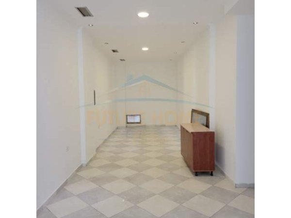 Tirane, jepet me qera ambjent biznesi Kati 1, 82 m² 400 Euro