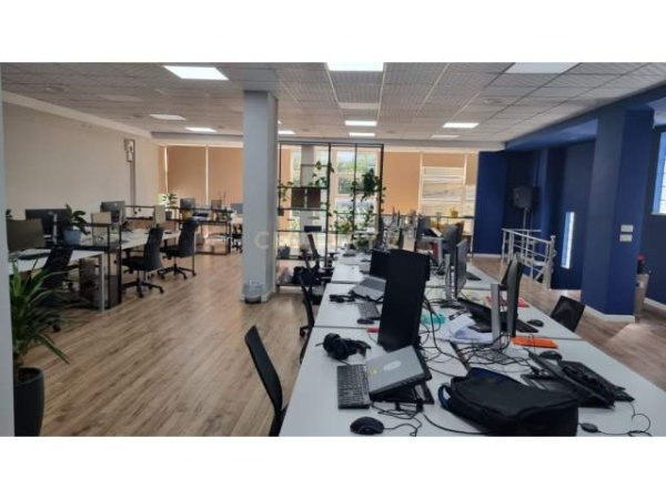 Tirane, jepet me qera ambjent biznesi Kati 2, 243 m² 3.000 Euro (Ish Stacioni i Trenit)