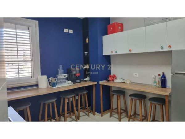 Tirane, jepet me qera ambjent biznesi Kati 2, 243 m² 3.000 Euro (Ish Stacioni i Trenit)