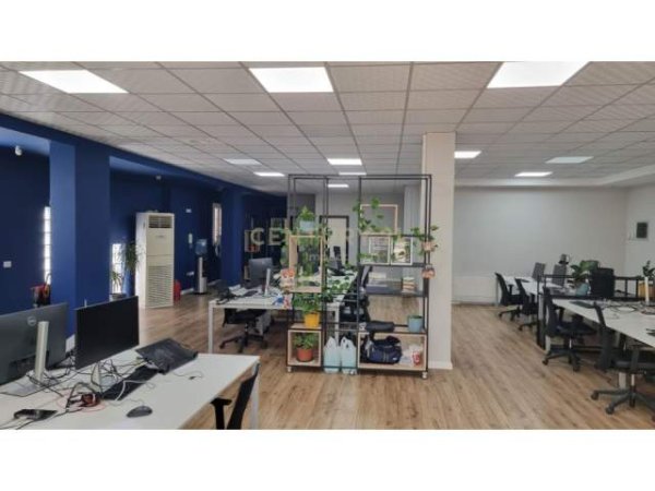 Tirane, jepet me qera ambjent biznesi Kati 2, 243 m² 3.000 Euro (Ish Stacioni i Trenit)