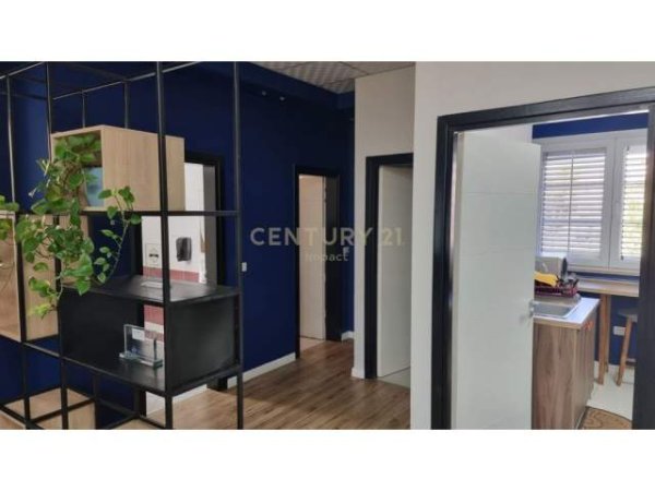 Tirane, jepet me qera ambjent biznesi Kati 2, 243 m² 3.000 Euro (Ish Stacioni i Trenit)