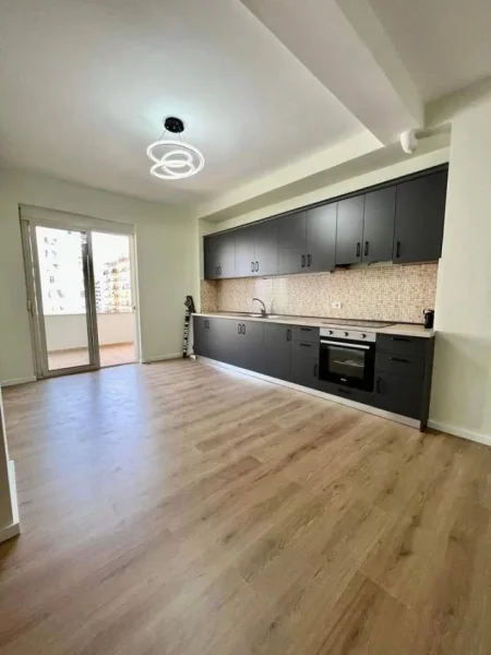 Tirane, shes apartament 1+1 62 m² 115.000 Euro (Komuna e Parisit, Ish New York)