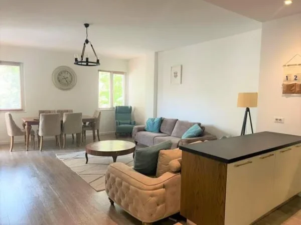 Tirane, jepet me qera apartament 3+1 130 m² 1.200 Euro (Te Blloku)