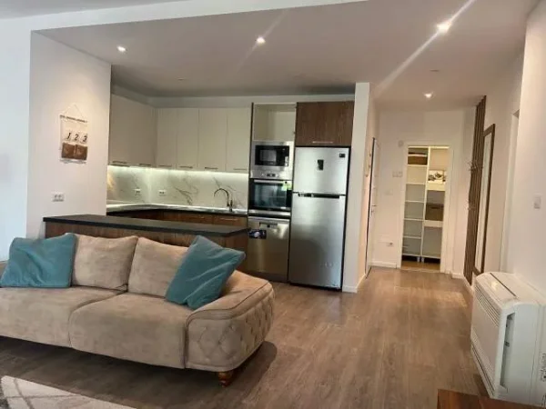 Tirane, jepet me qera apartament 3+1 130 m² 1.200 Euro (Te Blloku)