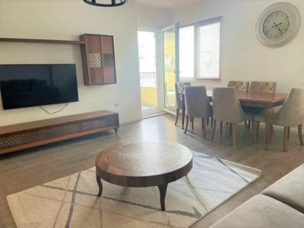 Tirane, jepet me qera apartament 3+1 130 m² 1.200 Euro (Te Blloku)