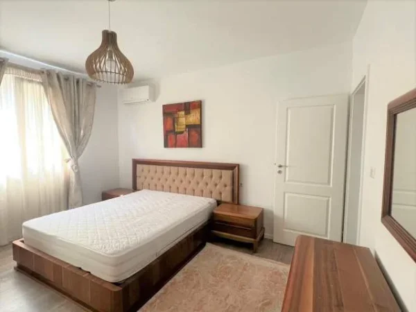Tirane, jepet me qera apartament 3+1 130 m² 1.200 Euro (Te Blloku)