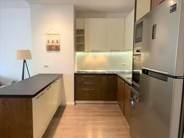 Tirane, jepet me qera apartament 3+1 130 m² 1.200 Euro (Te Blloku)