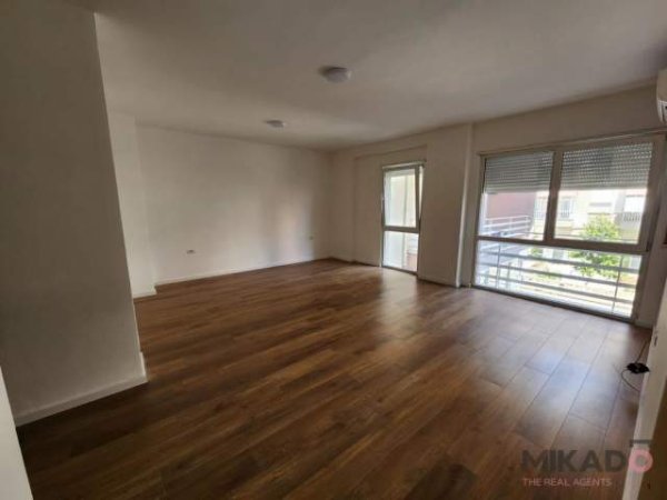 Tirane, jepet me qera zyre Kati 2, 304 m² 12€/m2 (rruga kryesore ne Komune te Parisit)
