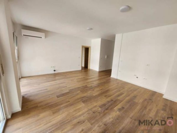 Tirane, jepet me qera zyre Kati 2, 304 m² 12€/m2 (rruga kryesore ne Komune te Parisit)
