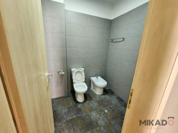 Tirane, jepet me qera zyre Kati 2, 304 m² 12€/m2 (rruga kryesore ne Komune te Parisit)