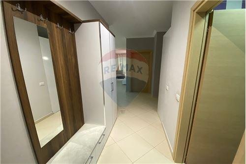 Tirane, jepet me qera apartament 1+1 Kati 4, 77 m² 400 Euro (Hamdi Sina , Liqeni Thate)