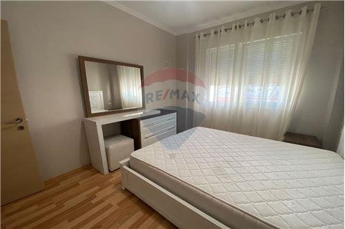 Tirane, jepet me qera apartament 1+1 Kati 4, 77 m² 400 Euro (Hamdi Sina , Liqeni Thate)