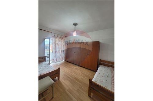 Tirane, jepet me qera apartament 2+1+BLK Kati 5, 450 Euro (Market Joena , 21 Dhjetori)