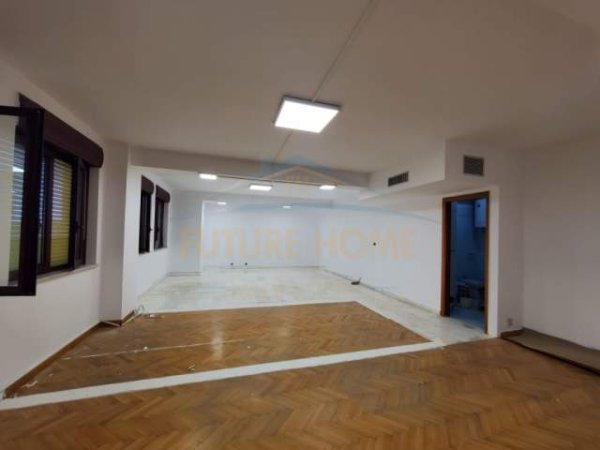 Tirane, jepet me qera ambjent biznesi Kati 7, 100 m² 1.000 Euro (Qender)