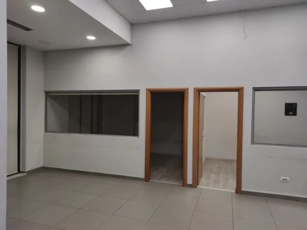 Tirane, jepet me qera ambjent biznesi Kati 2, 108 m² 1.400 € (komuna e parisit)