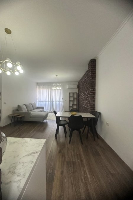 Tirane, jepet me qera apartament 1+1+Ballkon , 70 m² 600 € (Prane Kopshtit Zoologjik)