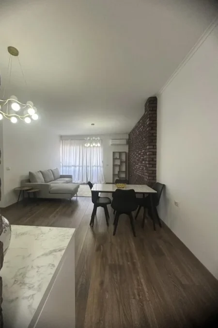 Tirane, jepet me qera apartament 1+1+Ballkon , 70 m² 600 € (Prane Kopshtit Zoologjik)