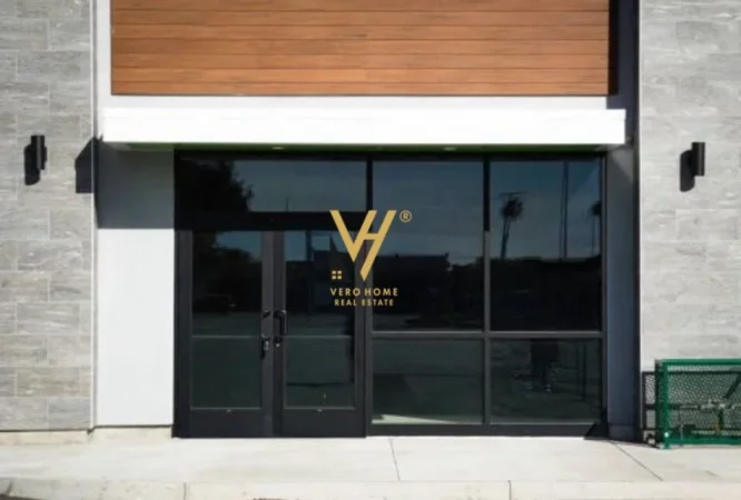 Tirane, shitet dyqan Kati 0, 52 m² 250.000 € (XHAMLLIKU)