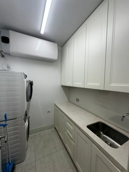 Tirane, jepet me qera apartament 3+1 Kati 6, 130 m² 1.500 € (Kristal Center , Rruga Prokop Mima)