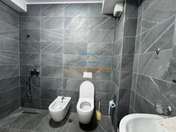 Tirane, jepet me qera ambjent biznesi Kati 3, 68 m² 600 € (BULEVARDI I RI)