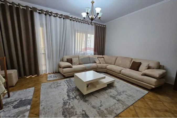 Tirane, jepet me qera apartament 2+1 Kati 8, 110 m² 700 € (Komuna e Parisit)
