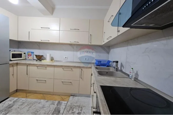 Tirane, jepet me qera apartament 2+1 Kati 8, 110 m² 700 € (Komuna e Parisit)