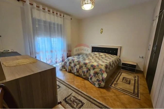 Tirane, jepet me qera apartament 2+1 Kati 8, 110 m² 700 € (Komuna e Parisit)