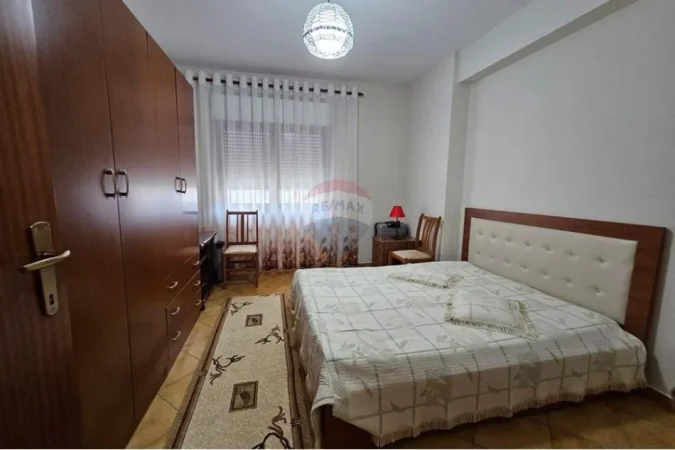 Tirane, jepet me qera apartament 2+1 Kati 8, 110 m² 700 € (Komuna e Parisit)