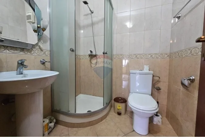 Tirane, jepet me qera apartament 2+1 Kati 8, 110 m² 700 € (Komuna e Parisit)
