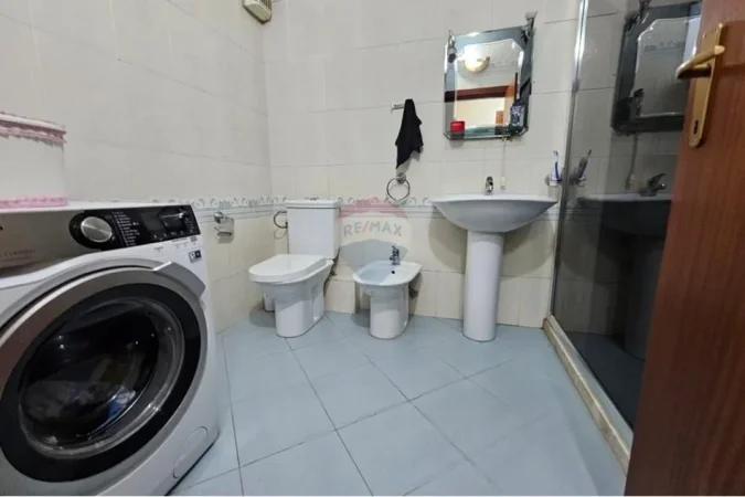 Tirane, jepet me qera apartament 2+1 Kati 8, 110 m² 700 € (Komuna e Parisit)