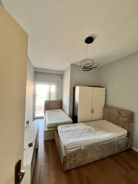Tirane, jepet me qera apartament 2+1+Ballkon Kati 5, 120 m² 1.100 € (Rruga Liqeni i Thate)