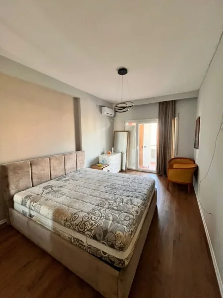 Tirane, jepet me qera apartament 2+1+Ballkon Kati 5, 120 m² 1.100 € (Rruga Liqeni i Thate)