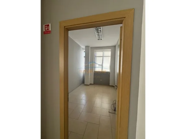 Tirane, jepet me qera ambjent biznesi Kati 1, 350 m² 3.500 € (Rruga Elbasanit , Prane Ambasades Amerikane)