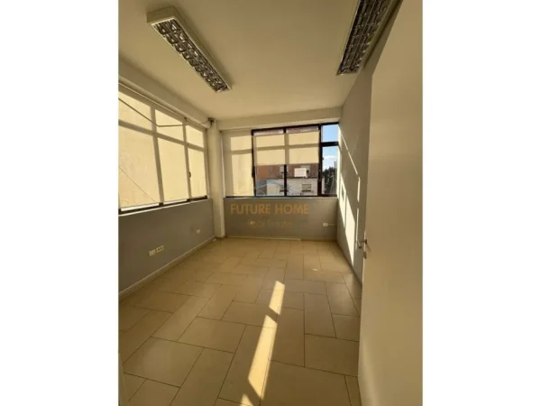 Tirane, jepet me qera ambjent biznesi Kati 1, 350 m² 3.500 € (Rruga Elbasanit , Prane Ambasades Amerikane)