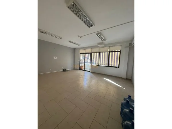 Tirane, jepet me qera ambjent biznesi Kati 1, 350 m² 3.500 € (Rruga Elbasanit , Prane Ambasades Amerikane)