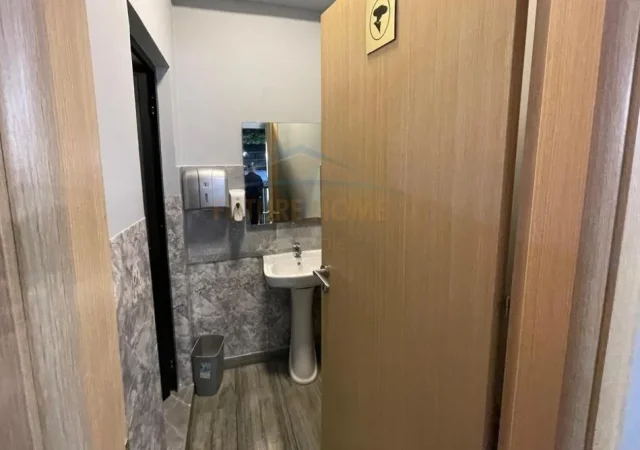 Tirane, shitet bar-resorant Kati 1, 170 m² 420.980 € (Porcelan)