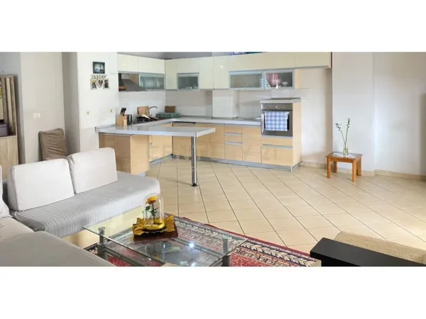 Tirane, shes apartament 2+1+Ballkon Kati 4, 157 m² 185.000 € (Rrethrrotullimi Astir)