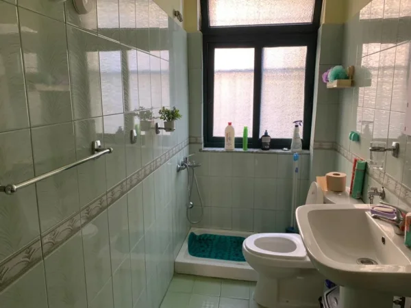 Tirane, jepet me qera apartament 2+1 Kati 1, 75 m² 750 € (Stadiumi Dinamo.)
