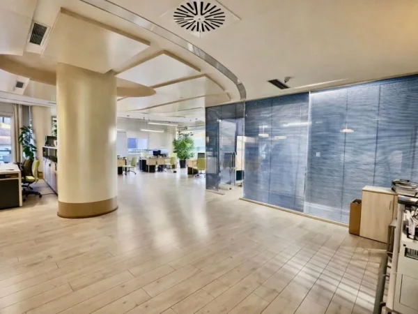 Tirane, jepet me qera ambjent biznesi Kati 3, 280 m² 8.000 € (COIN , Air Albania Stadium)