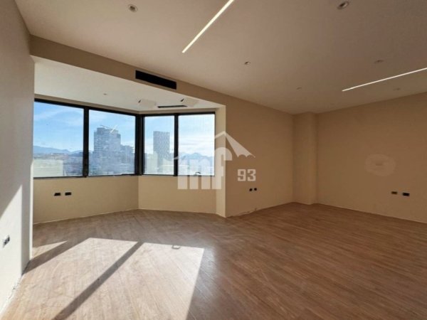 Tirane, jepet me qera zyre Kati 7, 137 m² 2.500 € (BULEVARDI “DËSHMORËT E KOMBIT”, TE KULLAT BINJAKE)