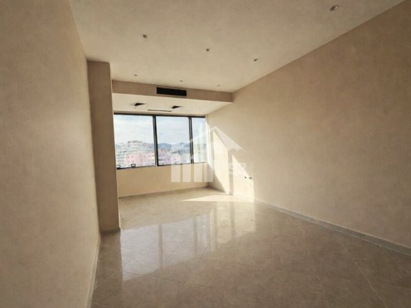 Tirane, jepet me qera zyre Kati 7, 137 m² 2.500 € (BULEVARDI “DËSHMORËT E KOMBIT”, TE KULLAT BINJAKE)