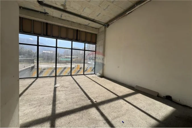 Vlore, shitet ambjent biznesi Kati 0, 66 m² (Rruga Dhimitër Konomi, Vlore)