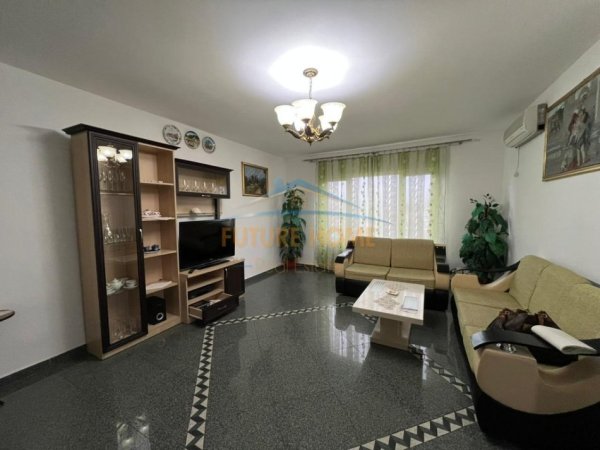 Tirane, jepet me qera apartament 3+1+2,  Kati 6, 120 m² 600 € (Laprake)
