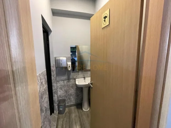 Tirane, shitet ambjent biznesi Kati 0, 170 m² 420.980 € (PORCELAN)
