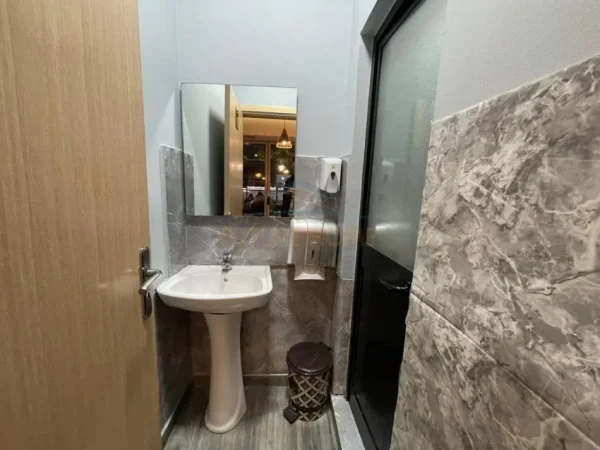 Tirane, shitet ambjent biznesi Kati 0, 170 m² 420.980 € (PORCELAN)