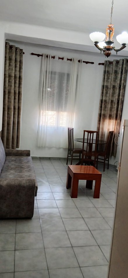 Tirane, jepet me qera apartament 1+1+Ballkon Kati 4, 50 m² 650 € (BLLOKU)